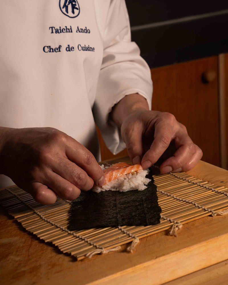 Le chef roule un maki au comptoir — Saku