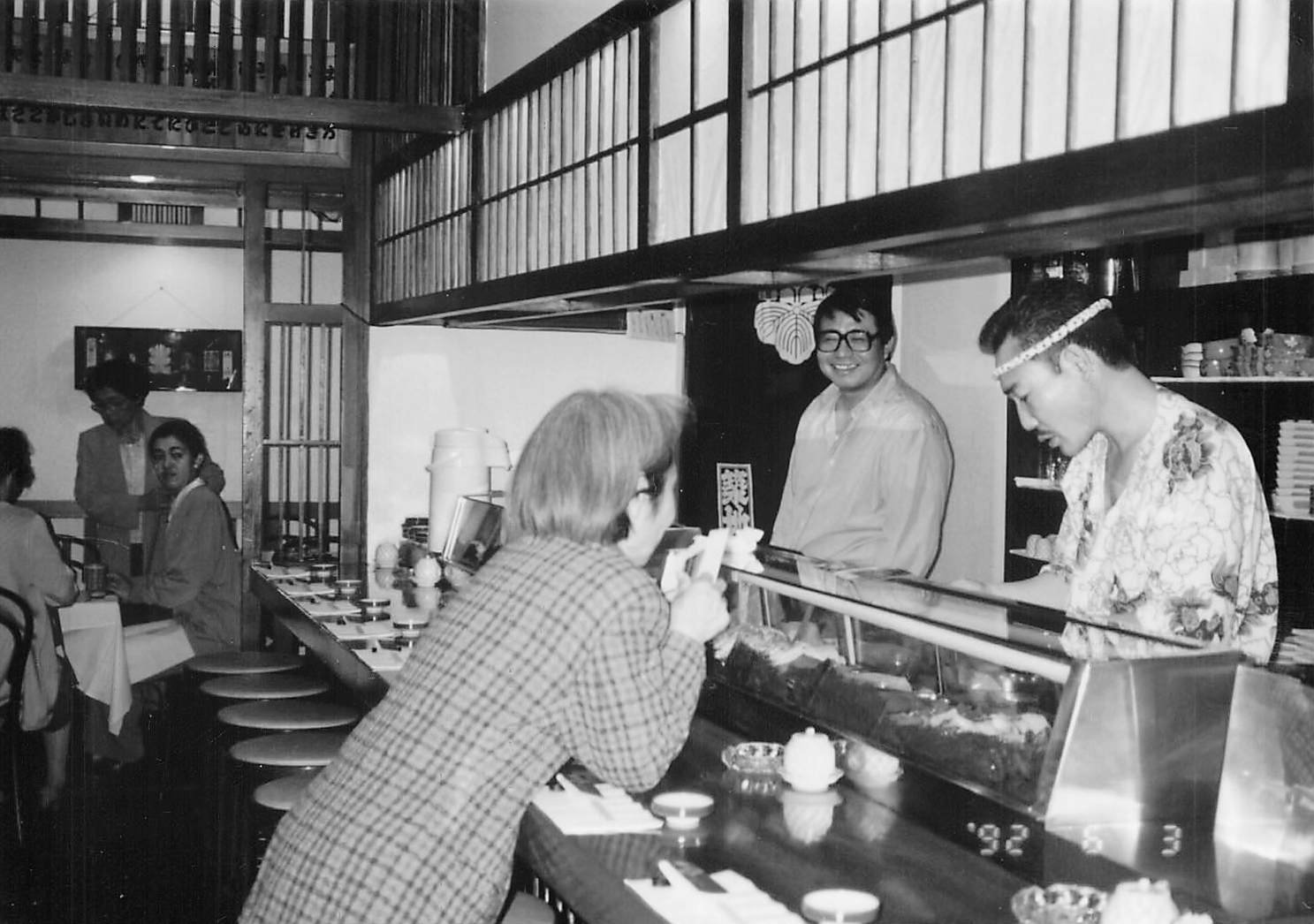 Tsukizi en 1992 — Shinsaku Sukeno au comptoir, archive familiale